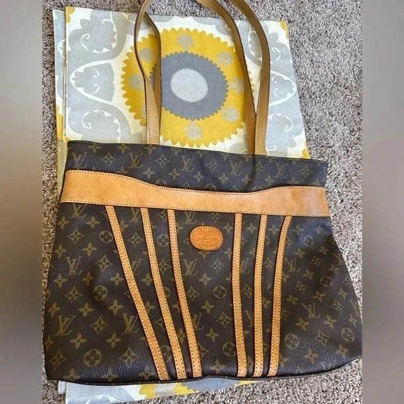 Louis Vuitton Handbags - Louis Vuitton large should tote bag